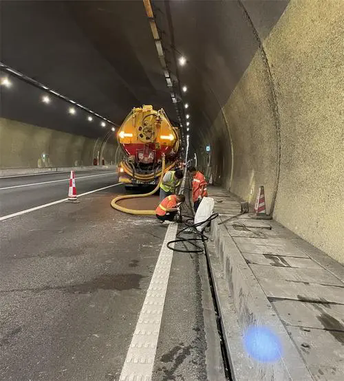 巩义隧道排水渠清淤